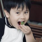 chłopiec je truskawkę